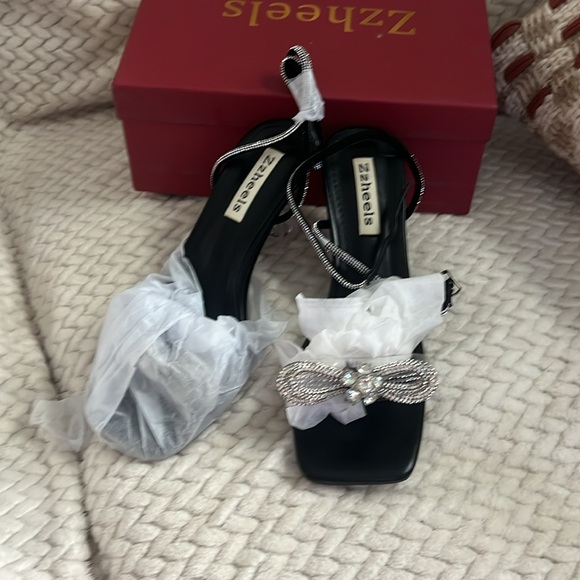 Womens low heel . With bow diamond accent . - Picture 1 of 6